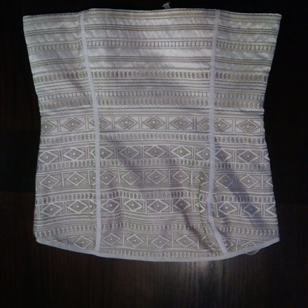 White House / Black Market size 2 Embroidered Hals